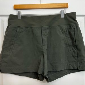 Athleta Trekkie North Short Mountain Olive sz 15 Good Condition